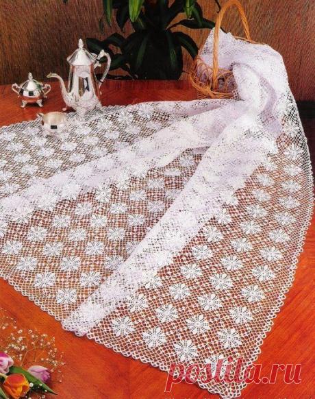 Белая воздушная скатерть крючком.