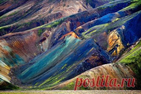 «Горы Ландманналойгар состоят из чистого риолита - медленно кристаллизовавшейся вулканической породы, которая по форме намного интереснее, чем блоки базальта, встречающиеся в Исландии повсюду.» — карточка пользователя super.svg2016 в Яндекс.Коллекциях