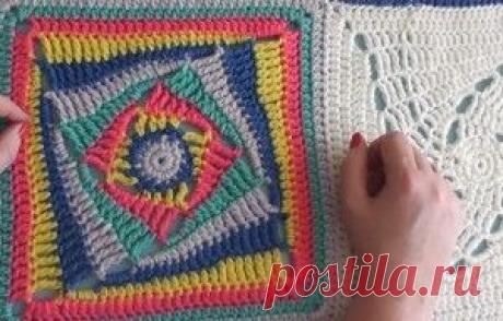 Granny Squares with a Twist + Tutorial - The Crochet Crowd