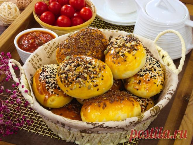 Чесночные булочки с начинкой. Вкусные, сытные булочки, которые можно взять на перекус, или подать к супу вместо хлеба. Начинку можно использовать любую, по вкусу. из указанного количества ингредиентов получается 17-18 штук.