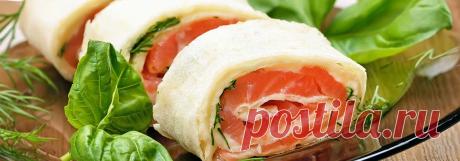 Рулет из слоеного теста с семгой • Рецепт Вкусный закусочный рулет из слоеного теста с семгой, омлетом и зеленью, запеченный в духовке.