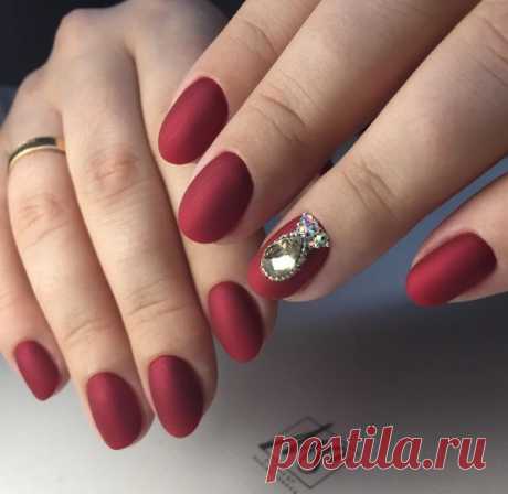 Красные короткие ногти: яркие идеи для уверенных в себе леди