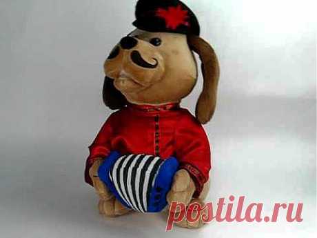 Очаровательный песик в национальном русском костюме и с гармошкой в лапах! Он споет вам известную песню «Никто тебя не любит, так как я…», открывая рот синхронно словам и двигаясь в такт музыке.