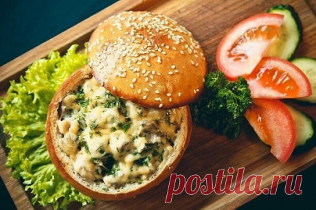 Жульен с мясным фаршем в булочках
Нам нужно:
 мясной фарш - 400 г
 шампиньоны - 300 г
 лук репчатый - 200 г
 сливки 10% - 150 мл
 булочки - 6 шт.
 сыр
---
Готовим:

Из булок выбрать мякоть.

Нарезать лук мелким кубиком и обжарить на растительном масле до мягкости. Затем добавить в него грибы и протушить.
В готовые грибы влить сливки, посолить по вкусу. Тушить 5 минут.

На другой сковороде обжарить фарш на растительном масле. Добавить соль и приправы по вкусу. Соединить обж...