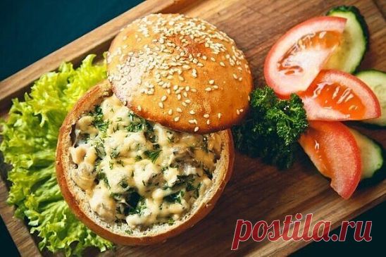 Жульен с мясным фаршем в булочках
Нам нужно:
 мясной фарш - 400 г
 шампиньоны - 300 г
 лук репчатый - 200 г
 сливки 10% - 150 мл
 булочки - 6 шт.
 сыр
---
Готовим:

Из булок выбрать мякоть.

Нарезать лук мелким кубиком и обжарить на растительном масле до мягкости. Затем добавить в него грибы и протушить.
В готовые грибы влить сливки, посолить по вкусу. Тушить 5 минут.

На другой сковороде обжарить фарш на растительном масле. Добавить соль и приправы по вкусу. Соединить обж...