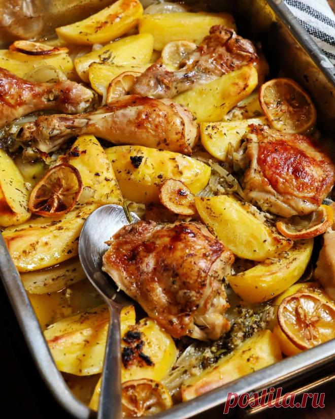 Dieses schnelle und super einfache Rezept für knuspriges griechisches Hähnchen mit Kartoffeln zaubert dir nicht nur den Urlaub zurück auf den Teller, es wird dich restlos überzeugen. Die Zubereitung des Ofenhähnchens ist mega einfach und