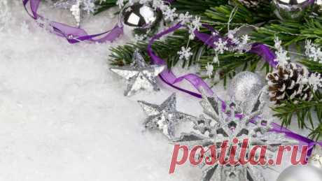 Скачать обои Новый Год, снежинка, New Year, Christmas, фиолетовая, ленточка, серебро, звезды, декорации, ветка, ель, снег, елочные, шишки, шары, Рождество, раздел новый год в разрешении 1366x768