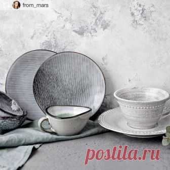 Спасибо вам за такую красоту и за отзывы 🙏Repost from @from_mars @TopRankRepost #TopRankRepost Можно я снова про красивую посуду и мою любовь к ней? 😁 я давно хотела эту серию посуды, вы же помните, я нашла в Фамилии огромную миску и два блюда, оставалось найти предметы помельче 😆 Недавно показывала распаковку посылочки от @ermetica.ru в сторис с этой серией Belize + милейший молочник и чайная пара, конечно серая 🙊. А с новым фоном не удержалась и наснимала немного кад...