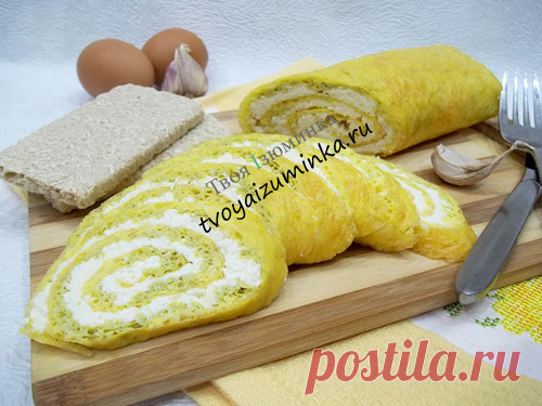 Яичный рулет с начинкой из чеснока и сыра: оригинальная закуска на стол
