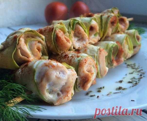 Рулетики из кабачка и куриного филе 

 на 100грамм - 80 ккалБ/Ж/У - 14.99/0.95/1.76

Ингредиенты:
Куриное филе 400г
200 г кабачка
Йогурт 30г
Паприка
Соль,перец

Приготовление:
Куриное филе нарезать на тонкие полоски, посолить , поперчить (можно немного отбить)
Кабачок нарезать овощечисткой на тонкие слайсы
Берем слайс кабачка полоску филе, крутим рулет и накалываем на шпажку
Выкладываем шпажки на противень смазываем йогуртом и посыпаем паприкой
Запекаем 20-25 минут при 200°

Приятного аппетита!