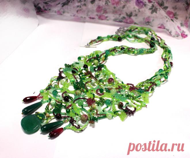 Необычное колье, выполненное в технике "фриформ".
Украшение из чешского бисера разных оттенков зелёного и бордового цветов, а также из натуральных камней - агата тонированного, оникса, нефрита.