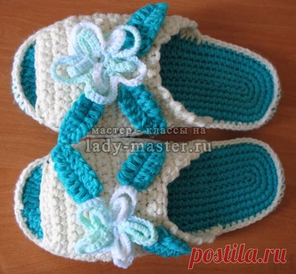 Вязаные домашние тапочки в бело - голубой гамме