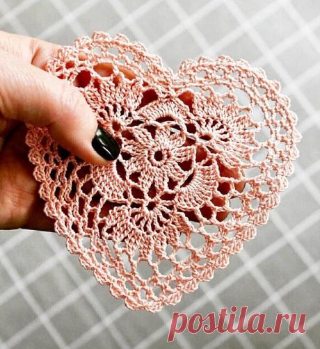 Маленькая салфеточка в форме сердечка, вяэем крючком НРАВИТСЯ ПОСТ? ДАЙТЕ НАМ ЗНАТЬ! НАПИШИТЕ КОММЕНТАРИЙ, СОХРАНИТЕ ЕГО В ЗАКЛАДКИ! А, МОЖЕТ, ВЯЗАЛИ ПОХОЖЕЕ ИЗДЕЛИЕ? БУДЕМ РАДЫ УЗНАТЬ О ВАШЕМ ОПЫТЕ!РУБРИКА "НАШИ ИНТЕРВЬЮ" ВОЗВРАЩАЕТСЯ! РАССКАЖИТЕ О СВОЕМ ТВОРЧЕСТВЕ, ПОДЕЛИТЕСЬ ОПЫТОМ, ПОКАЖИТЕ РАБОТЫ! ДЕТАЛИ УЧАСТИЯ УЗНАЙТЕЕ В...