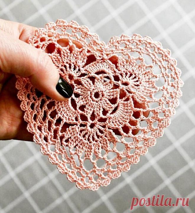 Маленькая салфеточка в форме сердечка, вяэем крючком НРАВИТСЯ ПОСТ? ДАЙТЕ НАМ ЗНАТЬ! НАПИШИТЕ КОММЕНТАРИЙ, СОХРАНИТЕ ЕГО В ЗАКЛАДКИ! А, МОЖЕТ, ВЯЗАЛИ ПОХОЖЕЕ ИЗДЕЛИЕ? БУДЕМ РАДЫ УЗНАТЬ О ВАШЕМ ОПЫТЕ!РУБРИКА 