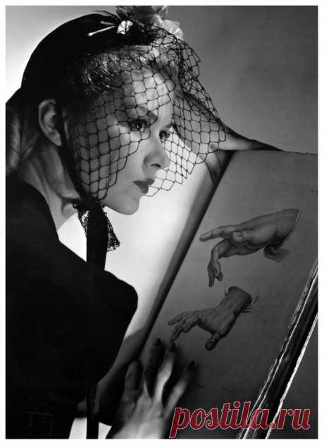 Lisa Fonssagrives in hat by Talbot,New York, 1939

Photo Horst P. Horst