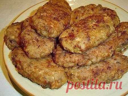 ПОТРЯСАЮЩИЕ КОТЛЕТКИ БЕЗ ГРАММА МЯСА! ОТОРВАТЬСЯ НЕВОЗМОЖНО!250 грамм моркови
250 грамм кабачков
1 луковица
1 яйцо
75 грамм манной крупы
250 мл. овощного бульона
Растительное масло
Перец и соль по вкусу
Один острый перчик (не обязательно)
Зубчик чеснока

Для соуса:

100 грамм натурального йогурта 
30 грамм майонеза
Чайная ложка готовой горчицы
Небольшой пучок зеленого лука
Зубчик чеснока
Черный молотый перец
 Одноклассники