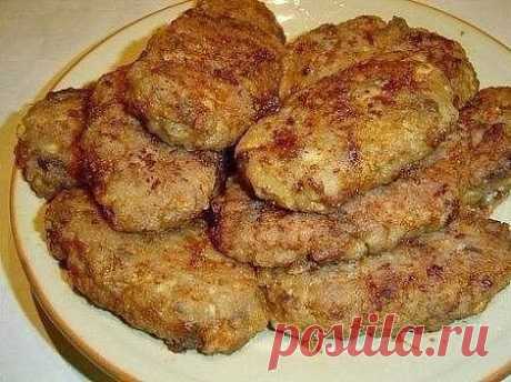 ПОТРЯСАЮЩИЕ КОТЛЕТКИ БЕЗ ГРАММА МЯСА! ОТОРВАТЬСЯ НЕВОЗМОЖНО!250 грамм моркови
250 грамм кабачков
1 луковица
1 яйцо
75 грамм манной крупы
250 мл. овощного бульона
Растительное масло
Перец и соль по вкусу
Один острый перчик (не обязательно)
Зубчик чеснока

Для соуса:

100 грамм натурального йогурта 
30 грамм майонеза
Чайная ложка готовой горчицы
Небольшой пучок зеленого лука
Зубчик чеснока
Черный молотый перец
 Одноклассники