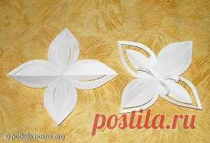 Необычная снежинка.
Снежинка состоит всего из двух деталей. Берём два одинаковых квадратных листка бумаги, складываем их с угла на угол дважды. Далее всё хорошо видно на фото. 
Две одинаковые половинки снежинки склеиваем между собой. Серединку можно украсить кусочком мишуры. 
Счастливого праздника!