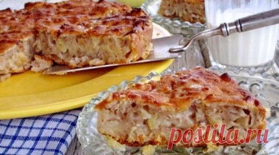 Рецепт этого яблочного пирога я привезла из Франции. Он на столько нежный, что просто тает во рту.