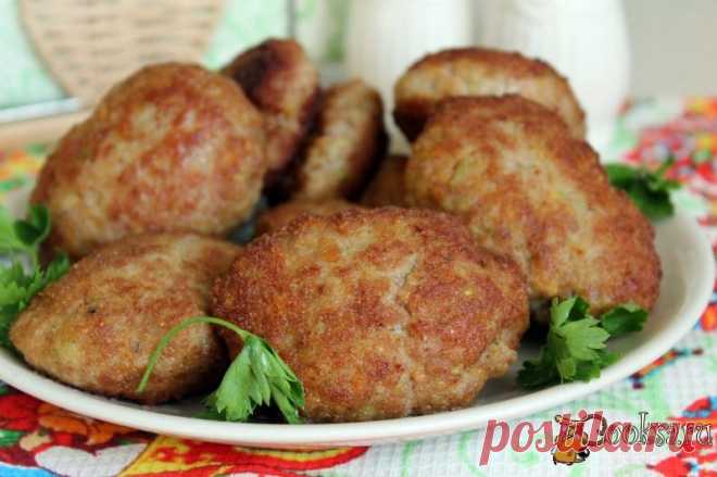 Домашние сочные котлеты из свинины с овощами.