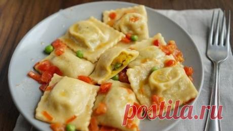 Равиоли с тыквой и горошком в томатном соусе