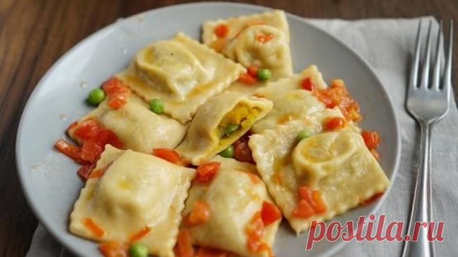 Равиоли с тыквой и горошком в томатном соусе