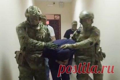 Задержание ФСБ гражданина Украины в Нальчике за шпионаж попало на видео. ФСБ показала видео задержания гражданина Украины в Нальчике по подозрению в шпионаже. На кадрах видно, как сотрудники спецслужбы ведут фигуранта в наручниках к служебному авто. Затем они привозят его в отделение и идут вместе по коридору. Мужчина работал на Службу безопасности Украины.