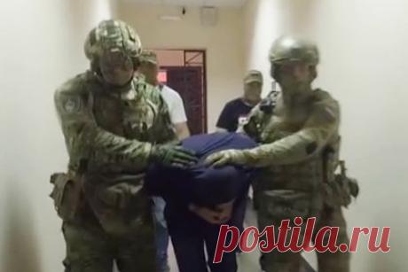 Задержание ФСБ гражданина Украины в Нальчике за шпионаж попало на видео. ФСБ показала видео задержания гражданина Украины в Нальчике по подозрению в шпионаже. На кадрах видно, как сотрудники спецслужбы ведут фигуранта в наручниках к служебному авто. Затем они привозят его в отделение и идут вместе по коридору. Мужчина работал на Службу безопасности Украины.