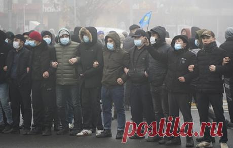 Протестующие захватили алма-атинскую резиденцию главы Казахстана. В районе резиденции был виден дым, слышны взрывы светошумовых гранат и выстрелы