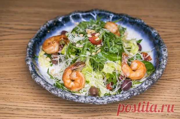 Рецепт ресторанного салата с руколой, креветками и кедровыми орешками - Всё о женщинах - Медиаплатформа МирТесен