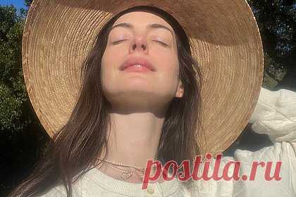 41-летняя Энн Хэтэуэй удивила фанатов внешностью без макияжа. Американская актриса Энн Хэтэуэй показала внешность без макияжа и удивила фанатов. 41-летняя знаменитость поделилась снимком, на котором запечатлела себя в белой кофте, широкополой шляпе и с несколькими подвесками на шее. При этом на размещенном кадре видно, что на ее лице отсутствует косметика.