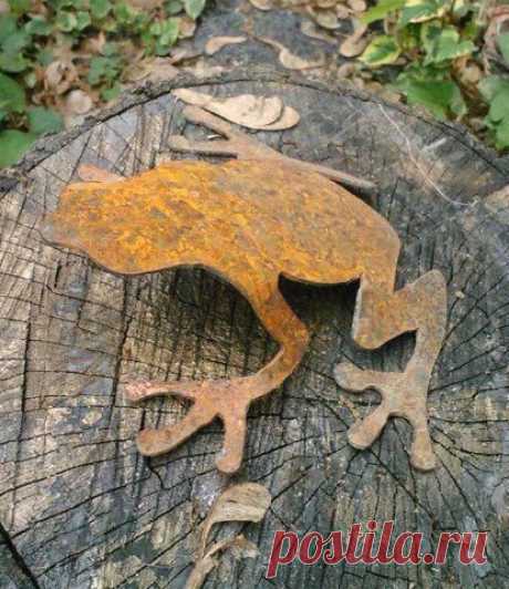 ATTN: WE can not guarantee Christmas deliver after December 12th. Please feel to order if you like however your order might not arrive in time for the holiday. Thank you! Free Standing Metal Frog Yard…