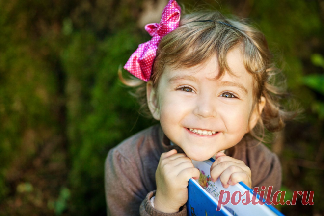 Авторитетный, а не авторитарный: как воспитывать ребенка без назиданий  Авторитетность родителя означает, что он ведет себя в соответствии с теми убеждениями и ценностями, которые имеет.
Родительский авторитет основывается на авторитете личности родителя, на его знаниях, умениях и навыках, а также на любви и уважении к ребенку, которые у него вызывают эти качества.
Если родитель не имеет авторитета, он не может заставить ребенка следовать своим советам.
У него просто нет рычагов влияния, а ест…