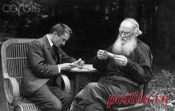 Mikhail Bulgakov y Leo Tolstoy,1910. Fotografía de V Schertkov  |  Pinterest: инструмент для поиска и хранения интересных идей