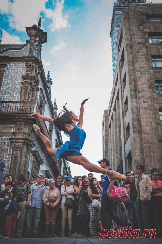 (2626) Gorgeous Portraits of Ballet Dancers Gracefully Moving through the Streets of Mexico City