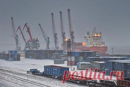 Грузооборот российских портов упал. По итогам января 2024 года суммарный грузооборот российских морских портов упал на 6,2 процента в сравнении с тем же периодом 2023-го и составил 71 миллион тонн. Об этом сообщает «Интерфакс» со ссылкой на статистические данные аналитиков Федерального агентства морского и речного транспорта (Росморречфлота).