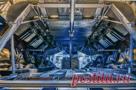 Усилилось расхождение данных LHCb с предсказаниями Стандартной модели • Новости LHC Коллаборация LHCb, завершив обработку всей набранной к настоящему времени статистики, обнародовала долгожданные результаты по проверке лептонной универсальности в редких распадах B-мезонов. Обнаружившиеся несколько лет назад намеки на ее нарушение вызвали ажиотаж. Новые результаты подтверждают расхождение; его статистическая значимость выросла до 3,1 стандартного отклонения.
