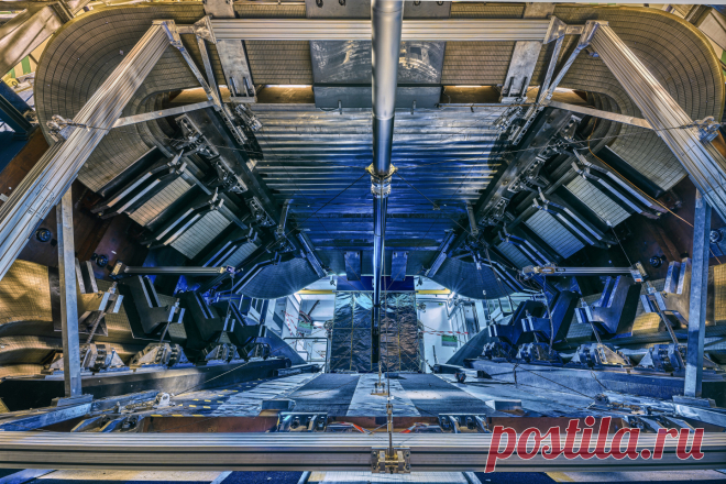 Усилилось расхождение данных LHCb с предсказаниями Стандартной модели • Новости LHC Коллаборация LHCb, завершив обработку всей набранной к настоящему времени статистики, обнародовала долгожданные результаты по проверке лептонной универсальности в редких распадах B-мезонов. Обнаружившиеся несколько лет назад намеки на ее нарушение вызвали ажиотаж. Новые результаты подтверждают расхождение; его статистическая значимость выросла до 3,1 стандартного отклонения.