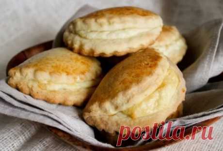 Сочники - вкус детства
Ингредиенты:
Маргарин-250 гр
Яйцо-3 шт
Сахар-100-150 гр
сметана-400 гр
Мука-4 ст (стакан-200 мл)
Разрыхлитель- 1 ст.л
Начинка:
Творог-500 гр
яйцо-2 шт
Сахар-100-150 гр
Пудинг ванильный-1 пач
Ванильный сахар-1 шт
Приготовление:
Сахар взбить с яйцами в пышную массу
Растопить маргарин и добавить его в яичную массу(маргарин должен быть комнатной температуры).Еще раз взбить миксером.
Добавить муку с разрыхлителем. Перемешать.
Затем сметану.Сметану добавляйте порциями,что б