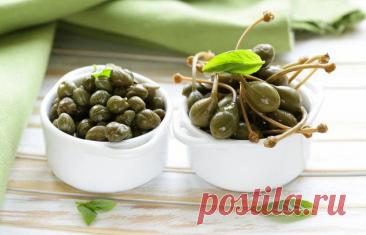 Что такое каперсы и с чем их правильно есть В ресторане или кафе простое блюдо может показаться намного вкуснее, чем если бы его приготовили дома. А все благодаря секретному ингредиенту — каперсам! Их добавляют для усиления вкуса и аромата. А...