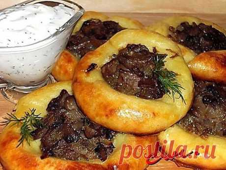КАРТОФЕЛЬНЫЕ ВАТРУШКИ С ГРИБАМИ
⠀
Картофель (5 шт средних-выход-5 ватрушек))почистить и отварить в подсоленной воде, натереть на средней терке, поперчить, вбить яйцо и добавить 2 ст.ложки муки с горкой. Сформировать ватрушки (с помощью растительного масла), в середину положить обжаренные с луком грибы, смазать желтком и в разогретую духовку до румяной корочки (180 град).​ К ватрушкам подать сметану...я смешала ее с укропом и чуть чесночка

автор: просто и вкусно.