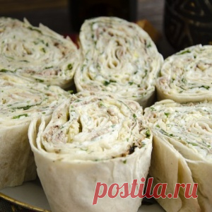 Рулет из лаваша с сайрой, яйцами и сыром