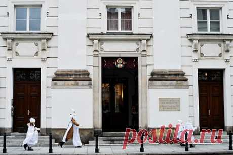 Поляки подсчитали убытки от помощи Украине и разозлились. Жители Польши считают, что помощь Киеву несет убытки странам Евросоюза в то время как Варшава переживает не лучшие времена. Разочарование поляков усугубил тот факт, что польская экономика серьезно пострадала от антироссийских санкций. Против трат на помощь Киеву выступают предприниматели.