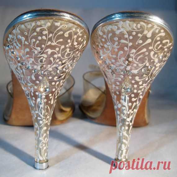 Туфли середины ХХ века с каблуками из луцита - прочного прозрачного пластика. / Путь моды