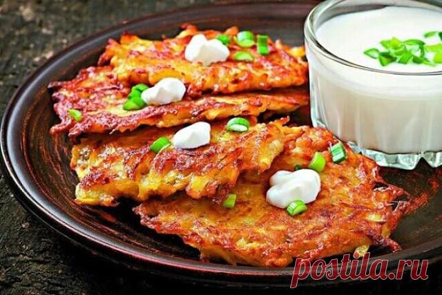 ༺🌸༻Знаменитые картофельные драники с луком — просто и вкусно!

🧾Ингредиенты:
?Картофель 1кг
?Масло раст. 100 мл
?Лук репчка 1 головка
?Соль 1ч.л.
?Перец черный молотый 1/2 ч.л
