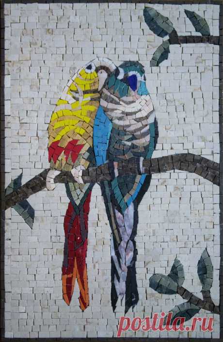 Parrots In Love - Mosaic Artwork | Birds And Butterflies | Mozaico Un mosaico cortado a mano que muestra dos pájaros del amor acurrucados en la rama de un árbol, hecho con colores neutros adornados con piedras de mármol rojas, azules y amarillas, este hermoso mosaico se puede colocar en cualquier pared, ya sea en interiores o exteriores para una sensación romántica.