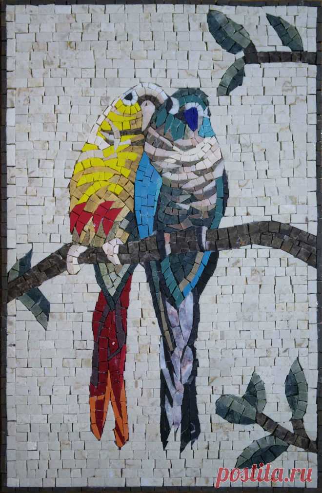 Parrots In Love - Mosaic Artwork | Birds And Butterflies | Mozaico Un mosaico cortado a mano que muestra dos pájaros del amor acurrucados en la rama de un árbol, hecho con colores neutros adornados con piedras de mármol rojas, azules y amarillas, este hermoso mosaico se puede colocar en cualquier pared, ya sea en interiores o exteriores para una sensación romántica.