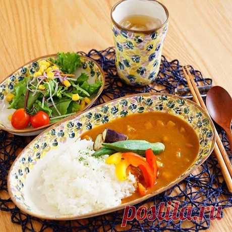 メニュー：野菜カレー・サラダ・アイスティー
細かい具材のカレーには焼き野菜をトッピング！カラフルな色もお野菜の旨味も楽しめます♪個人的にはナスは絶対外せません。

#和食器 #器 #波佐見焼 #菊祥陶器 #工房祥 #祥吹花 #カレー皿 #楕円皿 #野菜カレー #パスタにも #チャーハンにも #花柄の器 #テーブルコーディネート #食卓 #うつわ好き #丁寧な暮らし