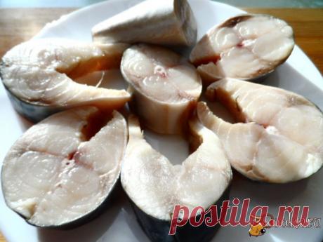 СКУМБРИЯ маринованная  !   * Ингредиенты: скумбрия — 1ш,  соль — 1,5ст/л, сахар — 1ст/, лавровый лист — 2шт, перец горошком — 5шт, гвоздика — 2шт, кориандр в зёрнах — 0,5ч/л, вода — 0,5л. 
**Рецепт: рыбку вымыть,выпотрошить,порезать на кусочки. Всё остальные ингредиенты добавить в кастрюлю с водой,  и дать закипеть !  Рассол остудить и залить им рыбу, выдержать  8 час. при комн/температуре. Затем убрать в холодильник, через 1 сутки можно кушать !