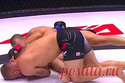 Боец MMA оказался на спине и нокаутировал соперника. Болгарский боец смешанного стиля (MMA) Никола Дипчиков одержал победу на турнире Absolute Championship Akhmat (ACA) в Минске. Сопернику удалось перевести Дипчикова в партер. Однако, оказавшись на спине, болгарин начал наносить удары локтем и нокатуировал 33-летнего оппонента.